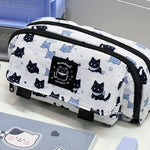 Zoom sur motif kawaii de la trousse chat avec petits chats noirs et bleus